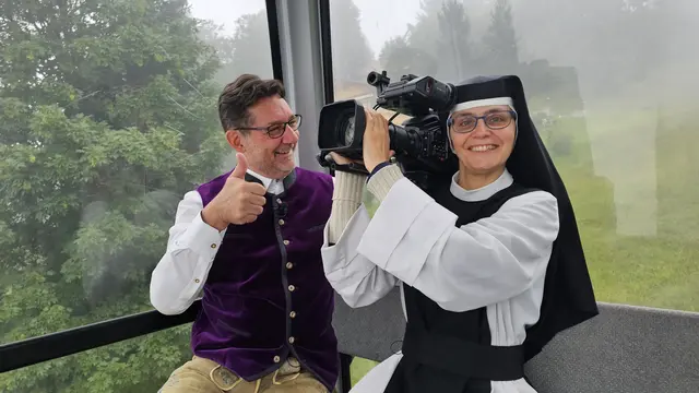 Foto: Priorin und Abteiküchenleiterin Sr. Maria Magdalena, genoss das schwebende Fernsehstudio von Andreas Seeburger am Muttersberg und versuchte sich nach den Dreharbeiten erfolgreich als "Kamera-Schwester".
