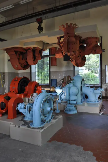 Das Kraftwerk KG17 in Mühlau hat heute Platz für künstlerische Interventionen, die sich mit der Historie des Ortes befassen. | Foto: Susanne Gurschler