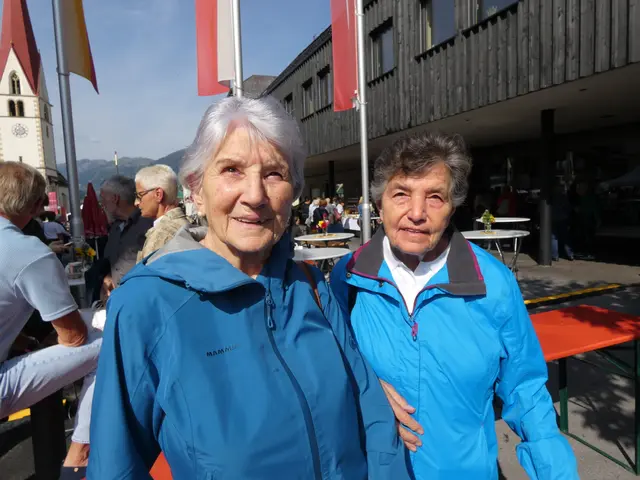 Erika Brandstätter von der Jausenstation "Almfrieden" in Pettneu mit ihrer Schwester Herma Mallaun aus See. 
