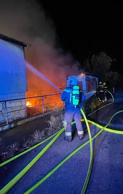 Die Berufsfeuerwehr musste am Mittwochabend zu einem Einsatz am Ufer der Neuen Donau ausrücken. | Foto: Stadt Wien - Feuerwehr