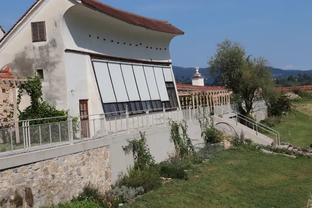 Der Weg entlang der Orangerie im Stiftsgarten von Rein | Foto: Edith Ertl