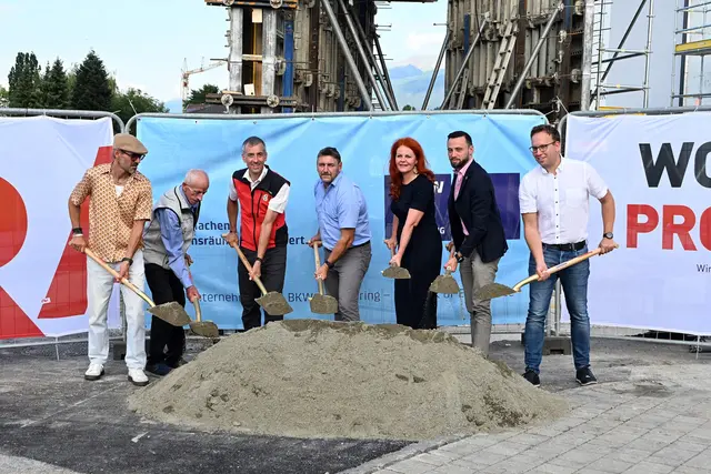 Beim Spatenstich v.l.n.r.: David Jenewein –(studio23), Josef Leis (Gründer BR Axams und Ehrenmitglied der Bergrettung Tirol), Heinz Gatscher (Ortsstellenleiter BR Axams), Bgm.  Markus Haid (Birgitz), Landesrätin Cornelia Hagele, Bgm. Thomas Suitner (Axams), Bgm. Benedikt Singer (Sellrain) | Foto: Land Tirol/Bergrettung