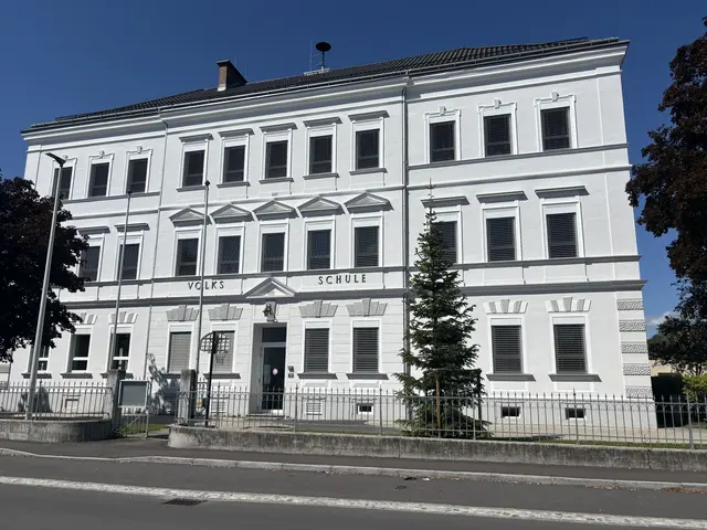 Tradition trifft Moderne: In drei Bauabschnitten wurde die Volksschule modernisiert und zukunftsfit gemacht.  | Foto: MeinBezirk