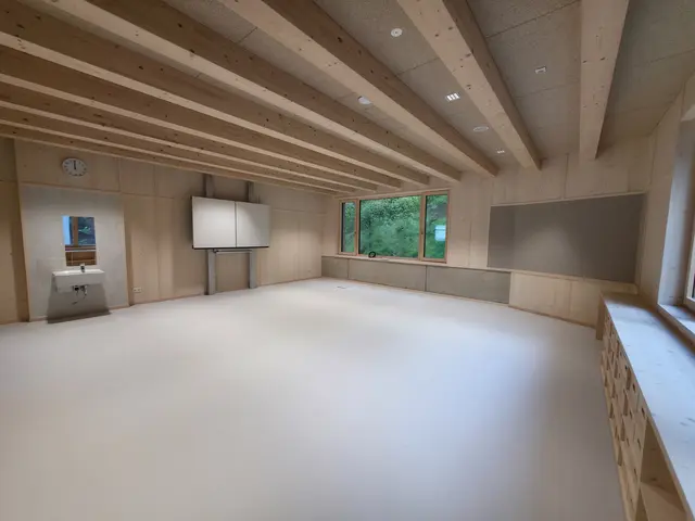 Die Holzmöbel, die großen Fensterfronten und die naturbelassenen Materialien sorgen für ein gutes Raumklima. | Foto: Gemeinde Annaberg-Lungötz