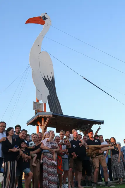 Mit seinen über zwölf Metern Höhe ist der Baby-Storch nicht nur rekordverdächtig, sondern wohl auch ein richtiger Hingucker in Holzhausen. | Foto: laumat.at