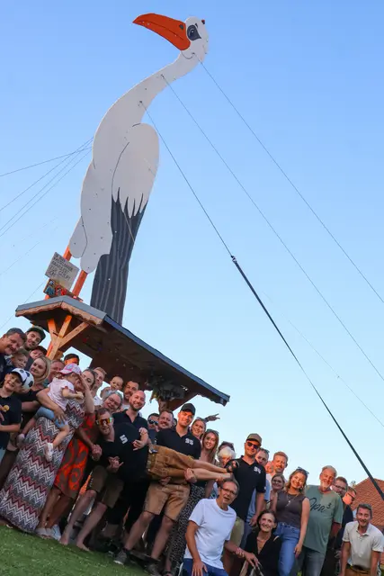Mit seinen über zwölf Metern Höhe ist der Baby-Storch nicht nur rekordverdächtig, sondern wohl auch ein richtiger Hingucker in Holzhausen. | Foto: laumat.at