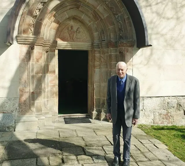 Franz Rosenberger vor seiner geliebten romanischen Kirche in Rems.  | Foto: Zarl