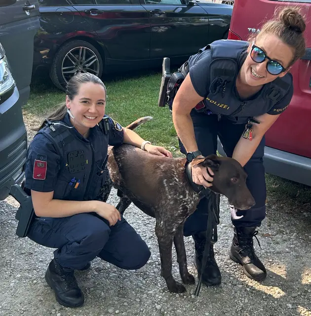 Die beiden Polizistinnen aus St. Georgen befreiten den Hund. | Foto: Polizei
