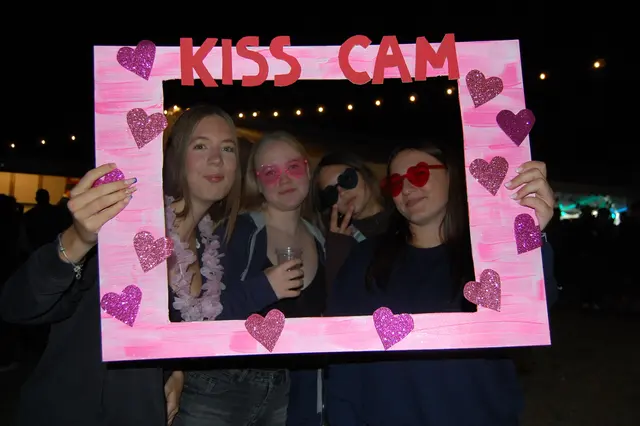 Bei der "KISS CAM" konnten die Besucher ihr "Herzblatt" daten. | Foto: JVP Japons