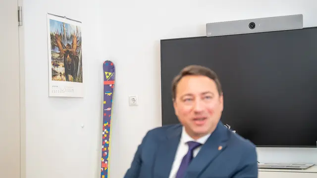 Prominent im Haimbuchner-Büro vertreten: der Elch im Kalender. | Foto: MeinBezirk OÖ/Siegl