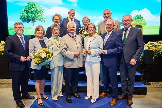 Landesrat Ludwig Schleritzko, Landesobmann-Stellvertreterin Magdalena Eichinger, ÖSB-Präsidentin Ingrid Korosec, Landesrätin Christiane Teschl-Hofmeister, Ehren-Landesobmann Herbert Nowohradsky, Landesobmann-Stellvertreter Johann Brandstetter, Landesobmann-Stellvertreterin Angela Fichtinger, Landeshauptfrau Johanna Mikl-Leitner, Landesobmann-Stellvertreter Richard Hartenbach, Neo-Landesobmann Carlo Wilfing und Landeshauptfrau-Stellvertreter Stephan Pernkopf.
 | Foto: NÖs Senioren/Gleiß