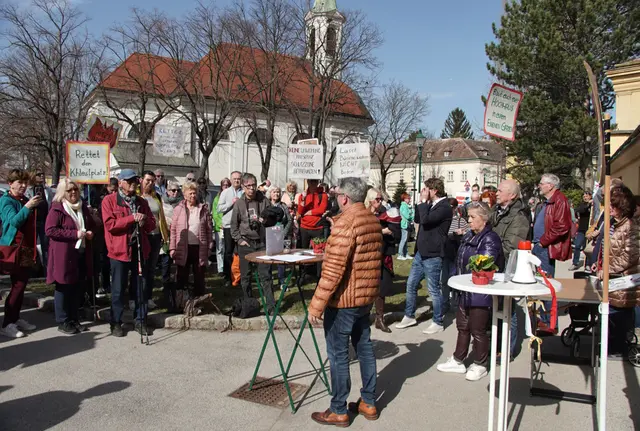 Gegen eine Flächenumwidmung am Khleslplatz wehren sich Nachbarinnen und Nachbarn. Im Frühling wurde zu Demonstrationen aufgerufen. | Foto: Erich Honsal