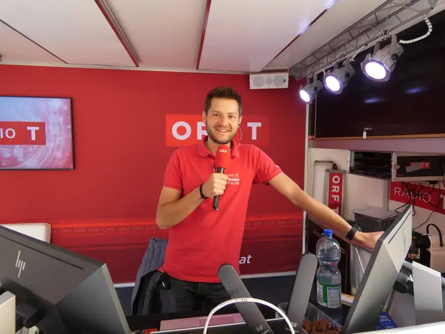 David Steiner von Radio Tirol tourte durch den Bezirk Landeck, unterhielt und informierte die zahlreichen Besucher:innen vor Ort und im Radio. 