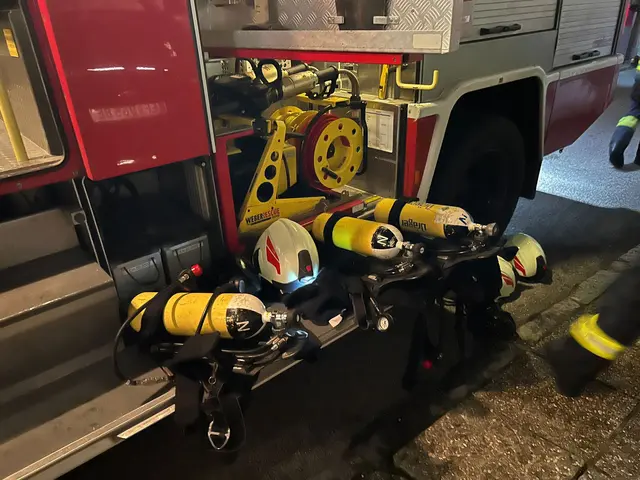 Unter schwerem Atemschutz konnte die Feuerwehr den Entstehungsbrand rasch ablöschen. | Foto: FF Aschach