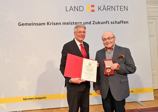 2023 verlieh LH Peter Kaiser an Nužej (Bartholomäus) Tolmaier das Große Ehrenzeichen des Landes Kärnten | Foto: LPD Kärnten/Bauer (Archiv 2023)