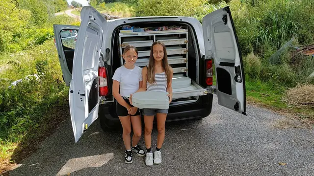 Jana und Tessa halfen tatkräftig mit. | Foto: SMB Lasberg