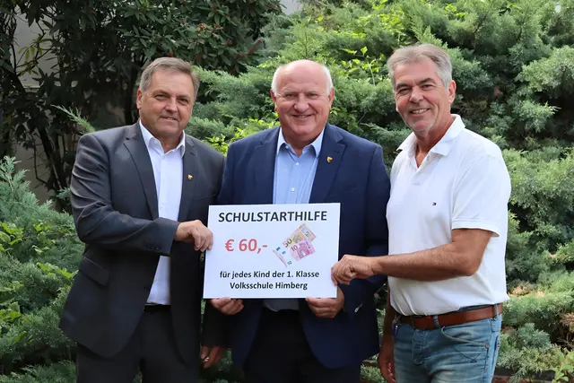 GGR Manfred Mitzl, BGM Ernst Wendl und GGR Herbert Stuxer freuen sich über die Unterstützung der Familien zum Schulstart

  | Foto: Gemeinde Himberg