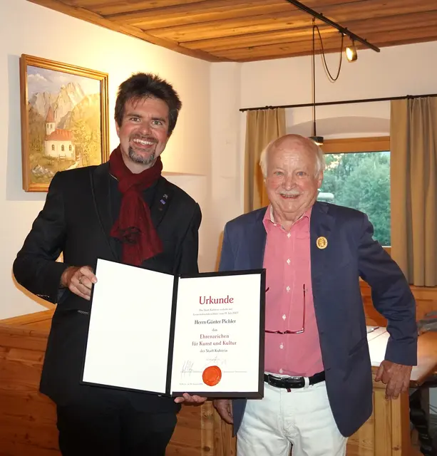 Kulturreferent Klaus Reitberger überreichte Günter Pichler das Ehrenzeichen im Kreise seiner Familie. | Foto: Maria Reitberger