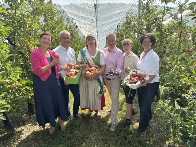 LK-Vizepräsidentin Maria Pein, Obstbauverband-Obmann Manfred Kohlfürst, Obstprinzessin Andrea I., Thomas Reiter, Adam Reiter und Ursula Reiter (v. l.) | Foto: MeinBezirk/Markus Kopcsandi