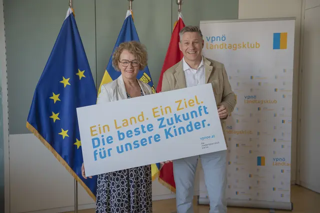 Familienlandesrätin Christiane Teschl-Hofmeister und Bundesrat Karl Weber präsentierten die Kinderbetreuungsoffensive im Bezirk Lilienfeld | Foto: VP
