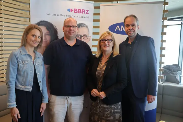 "MANO", ein für NÖ einzigartiges Projekt, wurde im BBRZ Wiener Neustadt vorgestellt. Auf dem Foto: Doris Stilegger ("MANO"-Verantwortliche), Alexander Goger ("MANO" verhalf ihm zur neuen beruflichen Laufbahn), Sandra Kern (AMS NÖ), Oliver Scheibenbogen (Anton-Proksch-Institut). | Foto: Kathrin Schauer