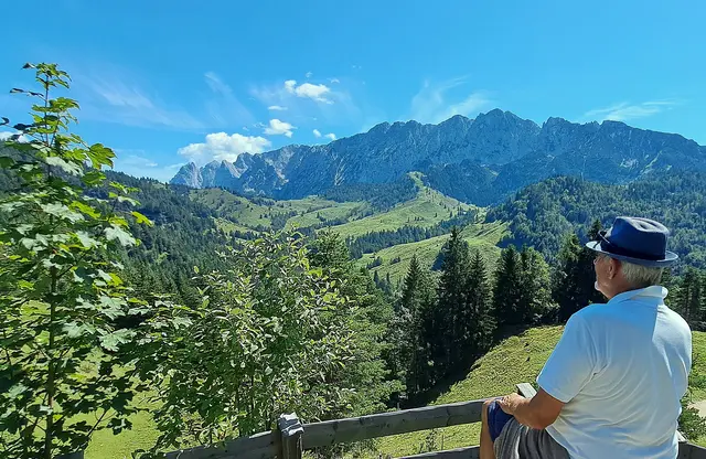 Der Blick von der Yogaplattform auf den "Wilden Kaiser" (Nordseite des Tiroler Kaisergebirges). | Foto: © Friedl Schwaighofer