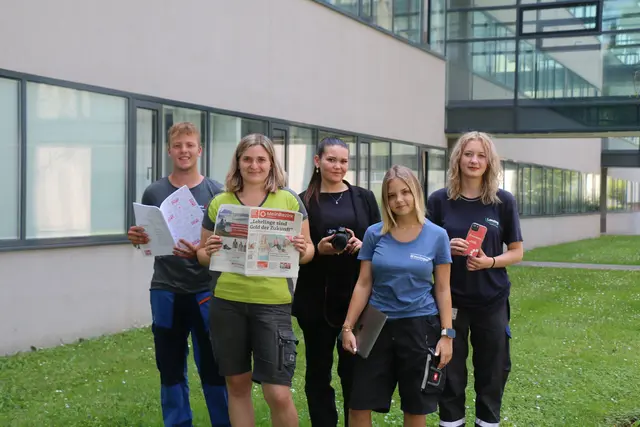 Tobias Zoister, Kathrin Röthleitner, Anika Staufer, Anna Steinkogler und Marlene Strobl (v.l.) verfassten Berichte für die Lehringsrundschau 2025 im Bezirk Vöcklabruck. | Foto: Rabl