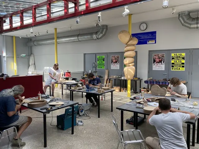 Die KUGA in Großwarasdorf bot sich als perfektes Ambiente für den Tamburica-Baukurs an.  | Foto: Robin Szombath