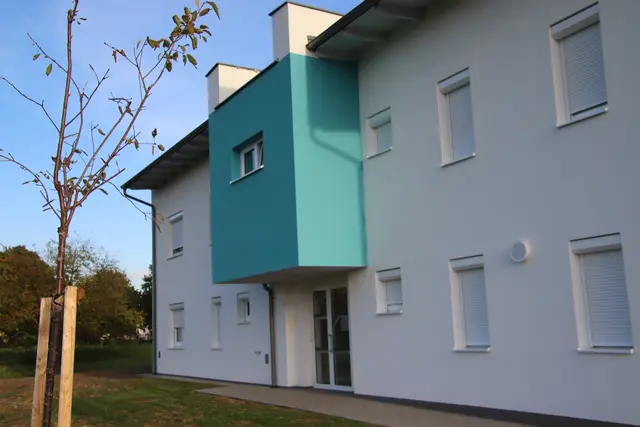 Die vier Wohnungen in dem zweigeschoßigen Gebäude sind zwischen 55 und 77 Quadratmeter groß. | Foto: Martin Wurglits