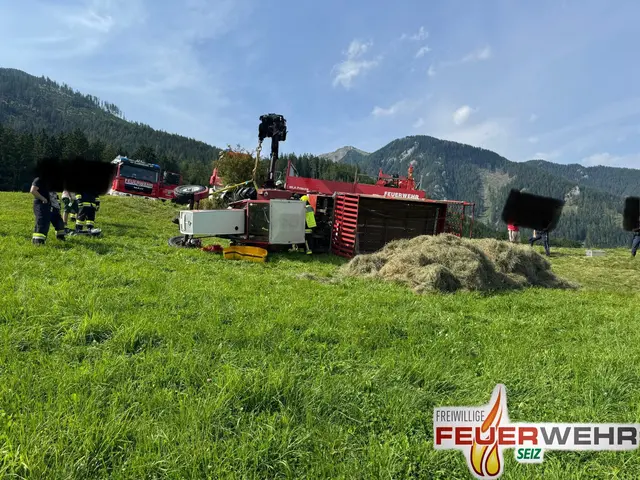 In Dirnsdorf ist ein Traktor samt Ladewagen aus unbekannten Gründen eine steile Böschung hinabgestürzt.  | Foto: FF Seiz