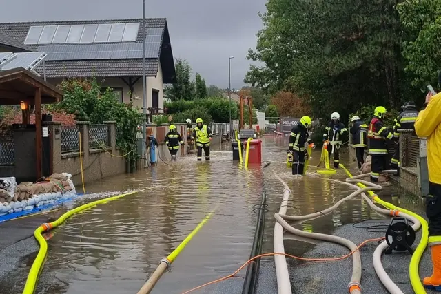 Aufgrund der Wassermengen konnten nicht alle Keller auf einmal ausgepumpt werden. | Foto: BFKDO Korneuburg