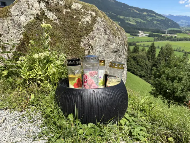 Kerzen am Grab direkt sind nicht erlaubt, es gibt jedoch einen Platz, wo man Kerzen anzünden kann. | Foto: MeinBezirk