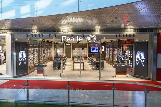 Der Optiker Pearle feierte in der vergangenen Woche Wiedereröffnung im Shopping-Center Europark Salzburg. Das neue Store-Konzept setzt auf natürliche Materialien, klare Linien und eine offene Raumgestaltung. | Foto: wildbild/Herbert Rohrer