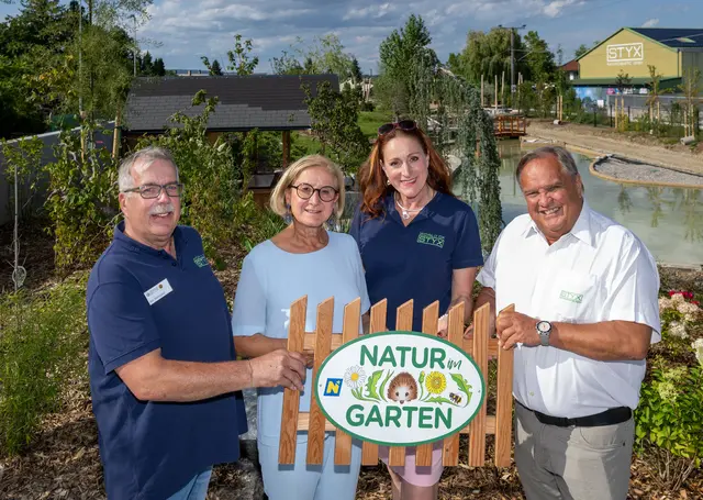 Adi Weingast, Landeshauptfrau Johanna Mikl-Leitner (ÖVP), Prokuristin Michaela Stix und Geschäftsführer Wolfgang Stix im „Natur im Garten“ Schaugarten „World of STYX“  | Foto: NLK Filzwieser