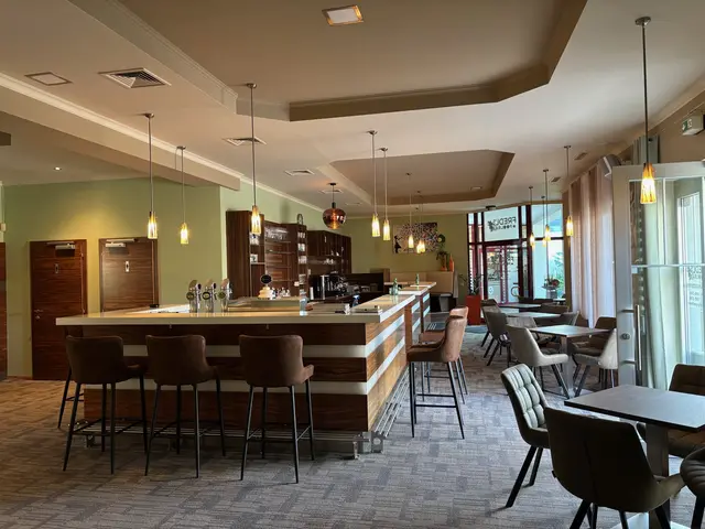 Die Bar blieb gleich, fünf Cafétische stehen jetzt im vorderen Bereich. | Foto: Almer