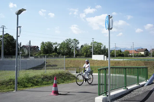 Hier geht's von der Unterführung Raglitzer-Straße rauf - bzw. runter. Angeschrieben ist das nicht. Aber vielleicht kommt das noch, wie das Baustellenhütchen hoffen lässt. | Foto: Santrucek