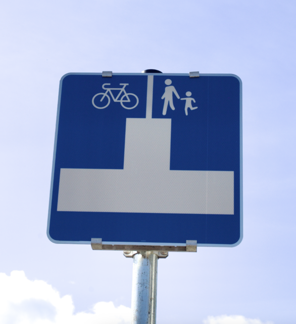 So groß ist die Fortsetzung des Rad- und Gehweges im Sackgasse-Schild angeschrieben. 🤪 | Foto: Santrucek