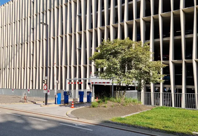 Während der Sanierung, die ab dem kommenden Montag, 1. September bis zum Freitag, 10. Oktober 2025 dauert, erfolgt die Zufahrt ins Parkhaus über das LKH-Gelände. | Foto: SALK/Langgartner