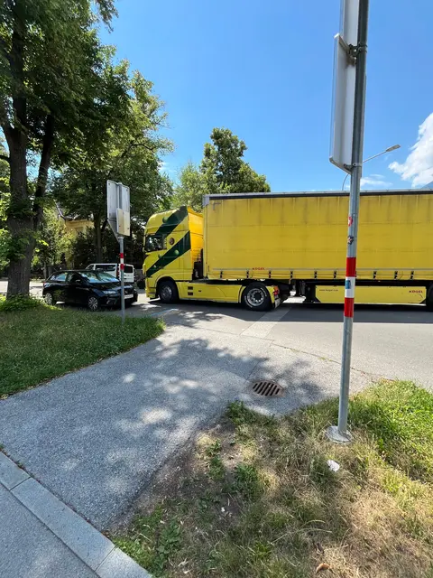 LKWs passieren teils die Straße vor der Schule, um zum Messegelände zu gelangen. | Foto: Liste Fritz