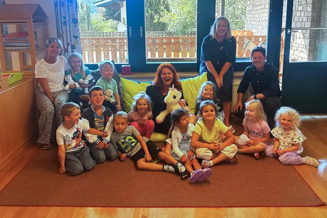 LRin Hagele beim Besuch des Kindergartens in Kirchberg in Tirol. | Foto: Land Tirol