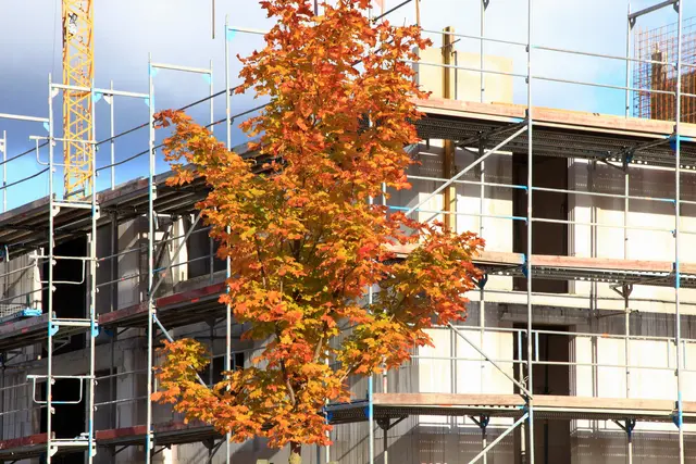Sobald die Fenster montiert sind und die Gebäudehülle dicht ist, kann man die kalte Jahreszeit für den Innenausbau nutzen. | Foto: stock.adobe.com/PANORAMO