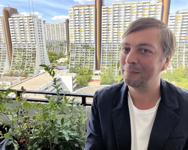 Der Liesinger KPÖ-Bezirksrat Rainer Hackauf im Wohnpark Alterlaa.  | Foto: KPÖ Liesing