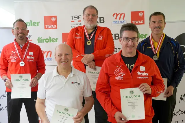 Die ersten fünf Plätze beim Bewerb "60 Schuss liegend" - Doppelerfolg für die Imster Schützen Hannes Gufler (Bildmitte) und Hannes Maier (links) | Foto: Christian Kramer