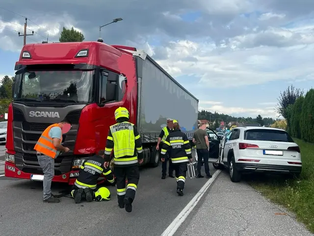 Bei der Kollision auf der B70 wurden ein Lkw und ein Pkw beschädigt. | Foto: FF Köppling