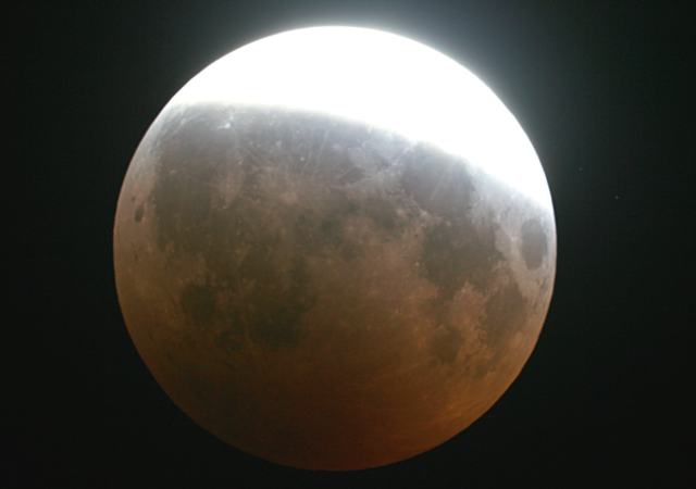 Das Bild zeigt die partielle Mondfinsternis vom 16. August 2008. | Foto: Albert Sudy