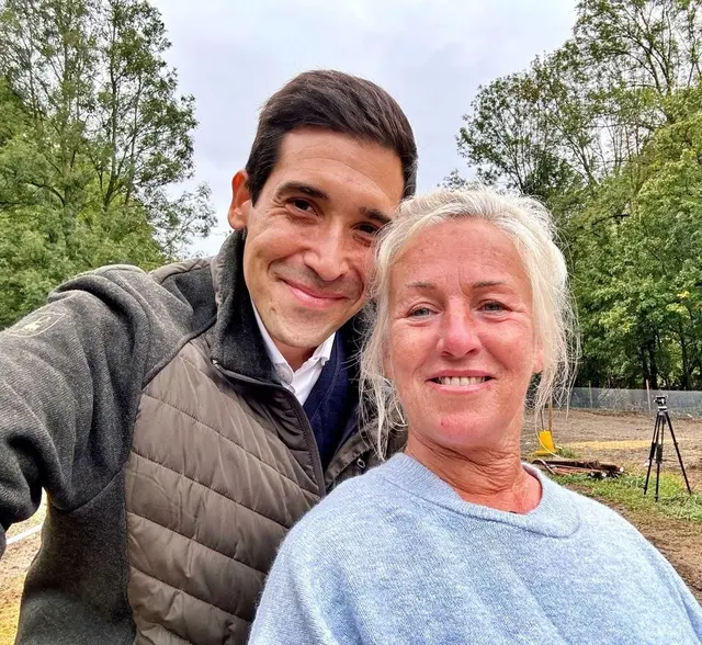 Hilfe aus dem Bezirk Gmünd: Vorstand der Stiftung Común Sebastian Bohrn Mena mit Andrea März. | Foto: Común