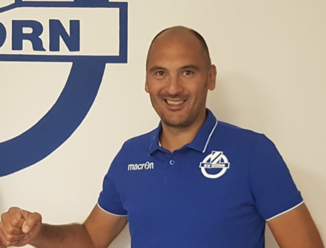 Schon vor dem Anpfiff gab es jedoch Verwunderung: Nicht Ferdinand Josef Weiss, der als offizieller Vertreter des gesperrten Trainers Andreas Lipa am Spielbericht stand, sondern Geschäftsführer Andreas Zinkel übernahm an der Seitenlinie die Verantwortung.  | Foto: SV Horn
