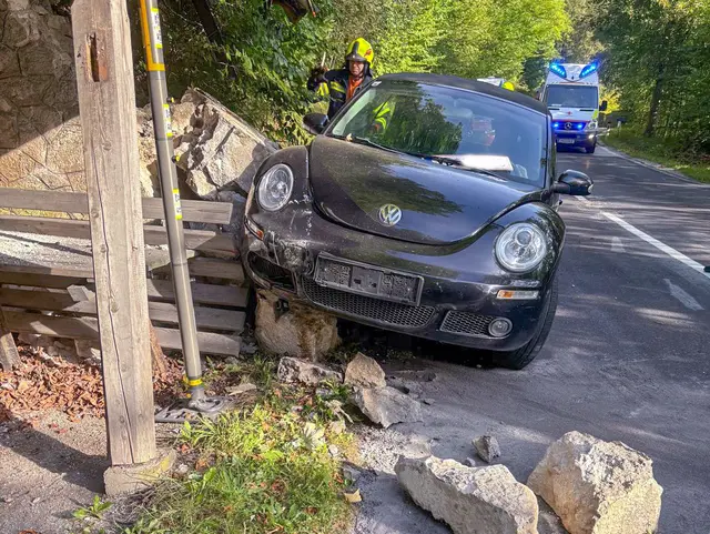 Durch die Wucht des Aufpralls wurden die Holzsteher und Steinwände weggerissen. | Foto: FF Unterach/Stoxreiter