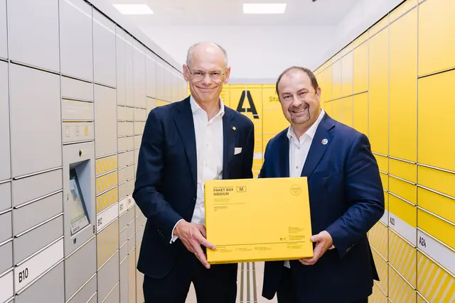 Die neue SB-Filiale in der Leopoldstadt wurde offiziell von Post-Generaldirektor Walter Oblin und (links) und Bezirksvorsteher Alexander Nikolai (SPÖ) eröffnet. | Foto: Österreichische Post AG