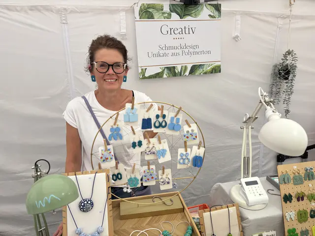 "Greativ" von Gre Zolle-Meurs aus Wernberg stellt wunderschönen Schmuck aus Polymerton her.  | Foto: Birgit Gehrke